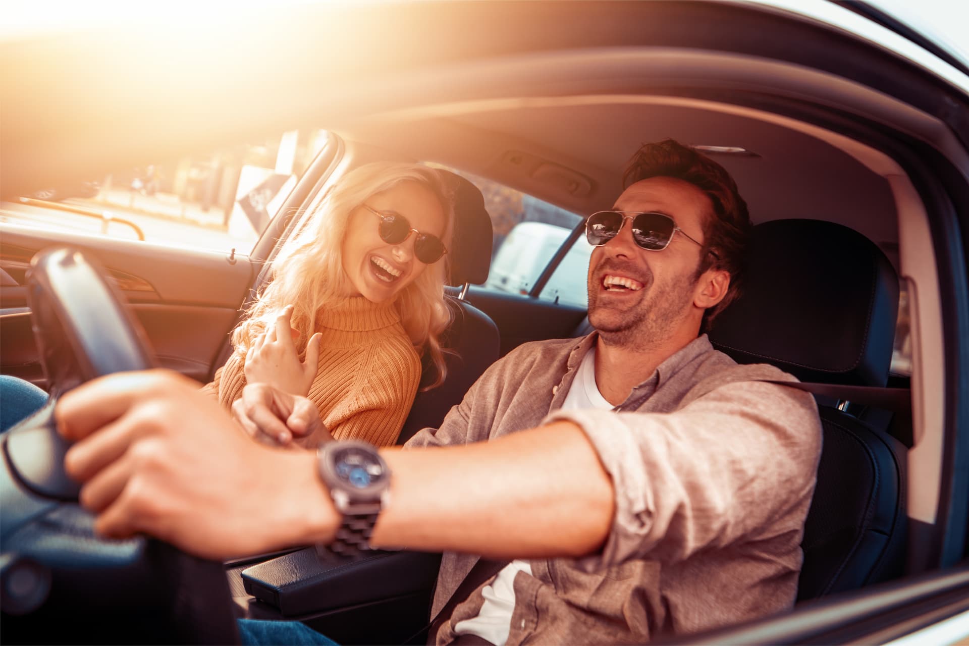 Couple souriant dans une voiture