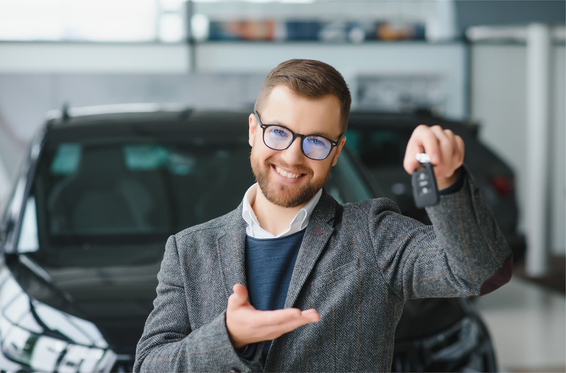 Image d'un commercial présentant les clés d'une voiture