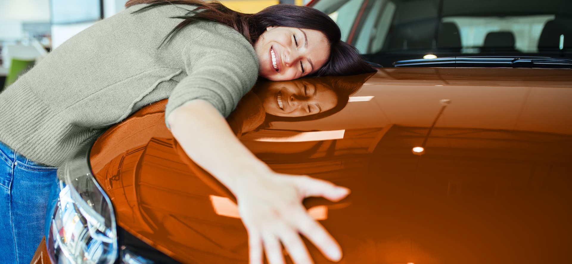 Photo d'une femme et une voiture orange