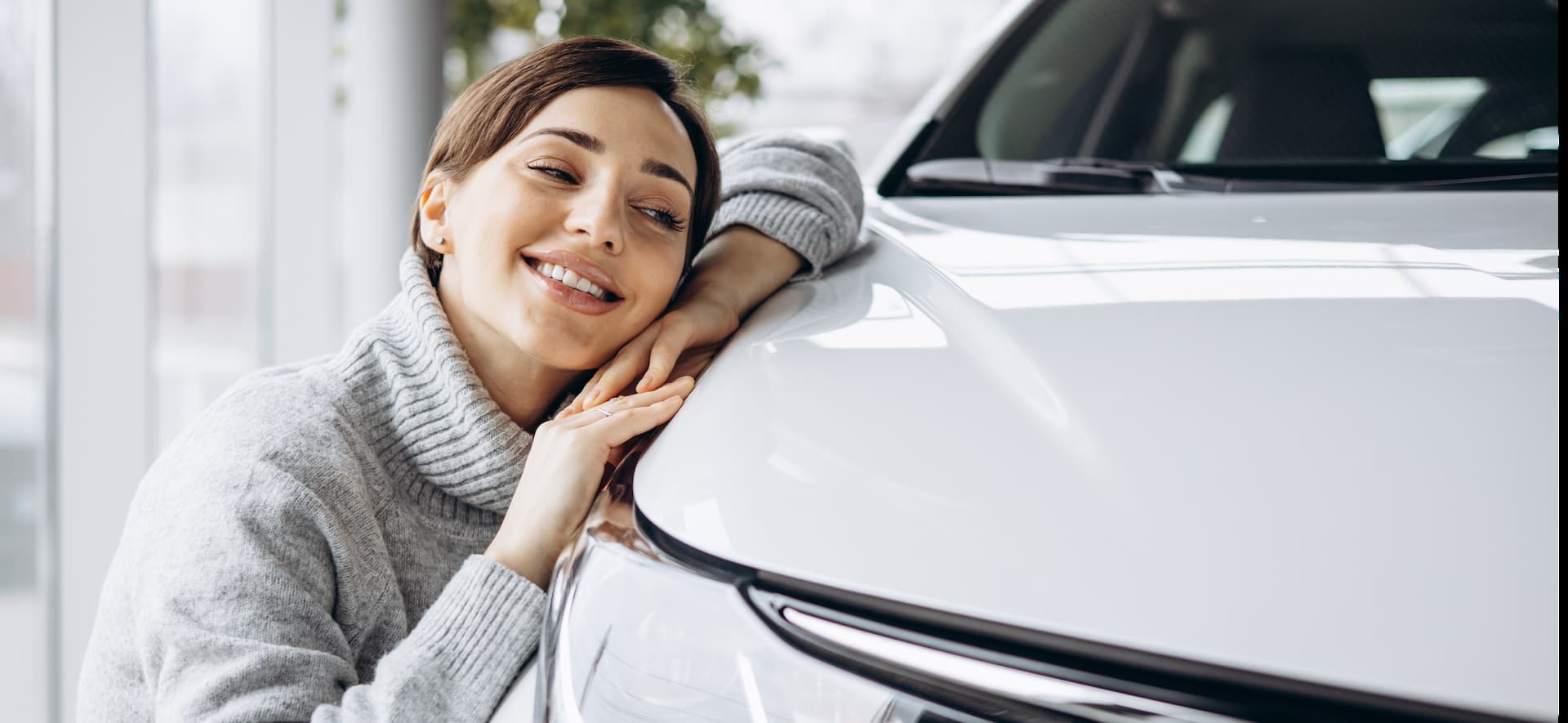 Femme accompagnée d'une voiture blanche