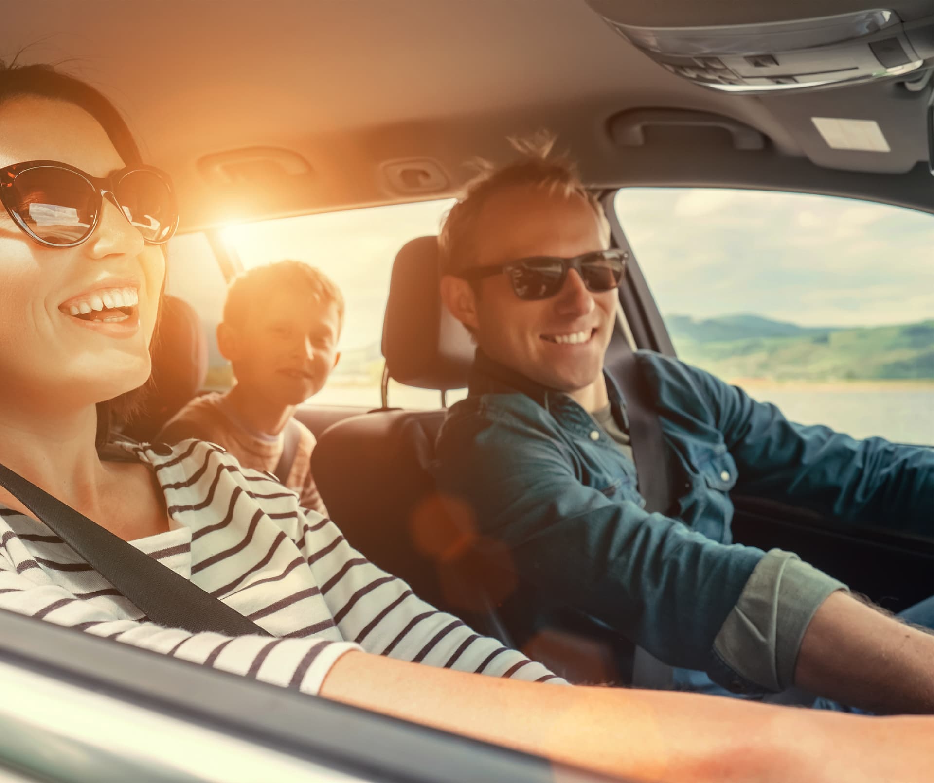 Photo d'une famille en voiture