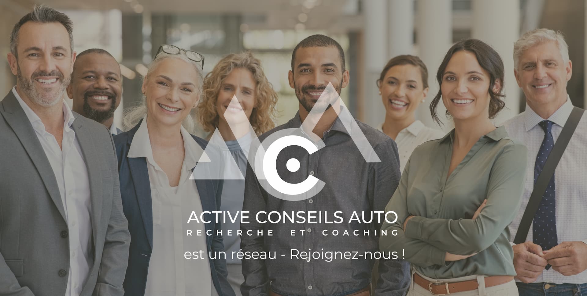 Groupe de personnes avec logo active conseils auto par dessus
