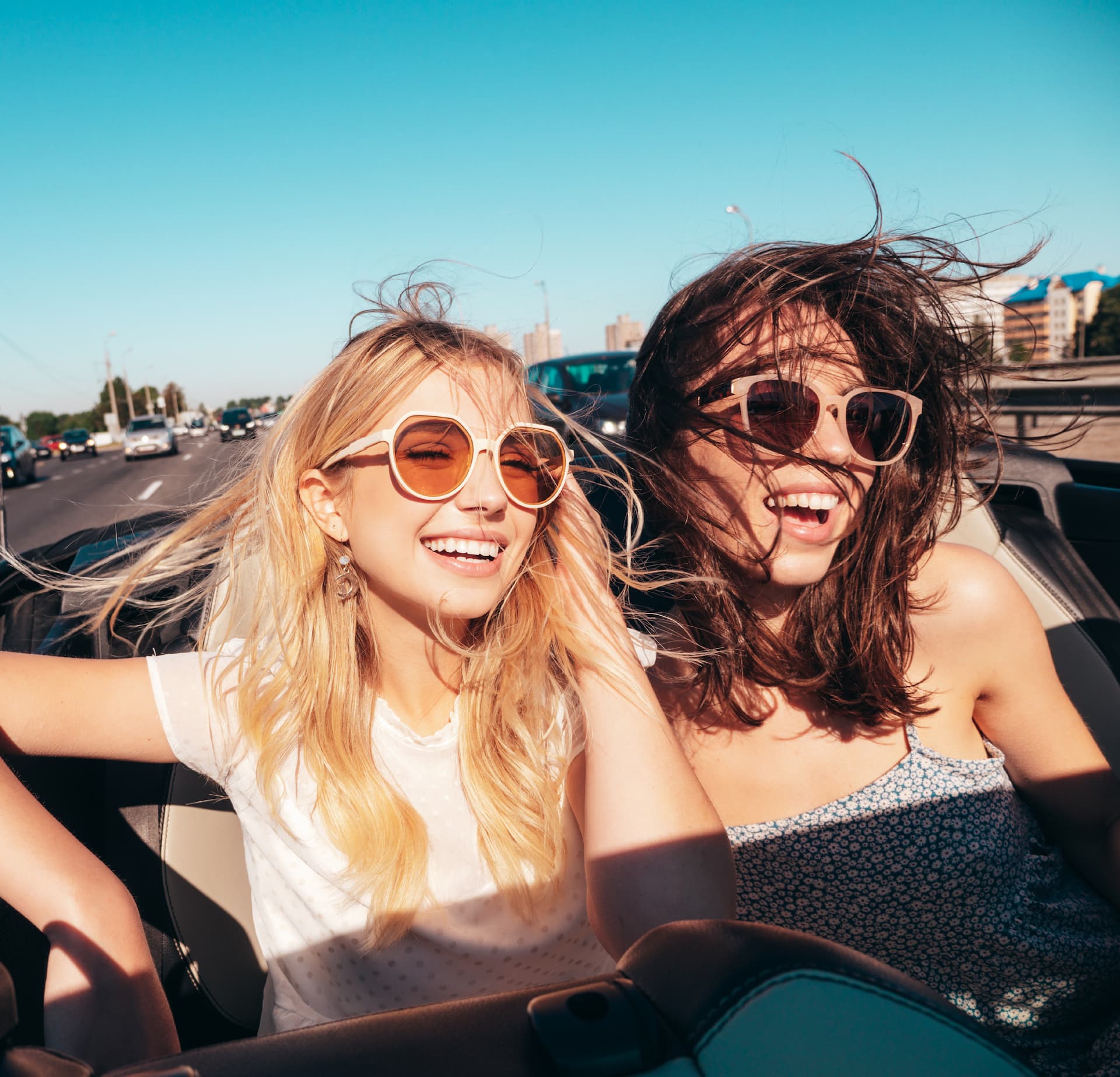 Jeunes femmes dans une voiture décapotable